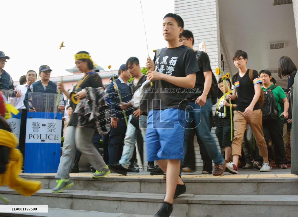 Taiwanese opposing China trade pact end protest