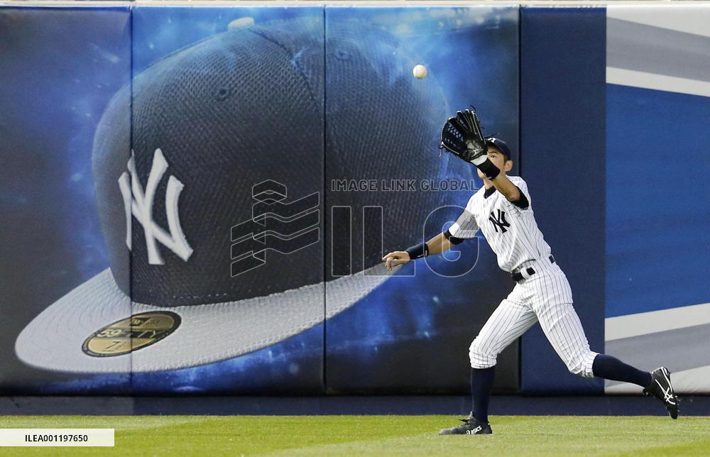 Yankee Suzuki catches fly in game against Red Sox