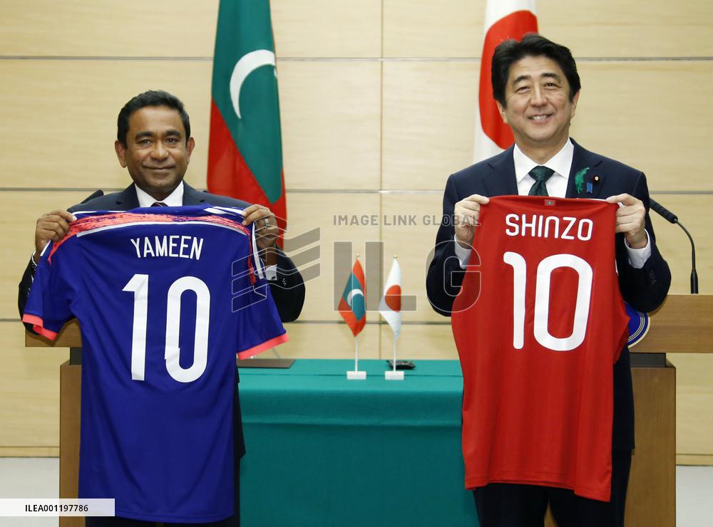 Japan, Maldives leaders exchange football shirts