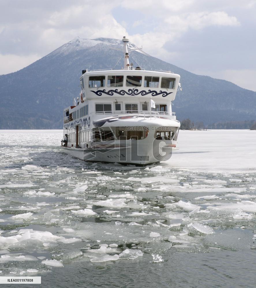 Ice-breaking tour boat in operation at Lake Akan