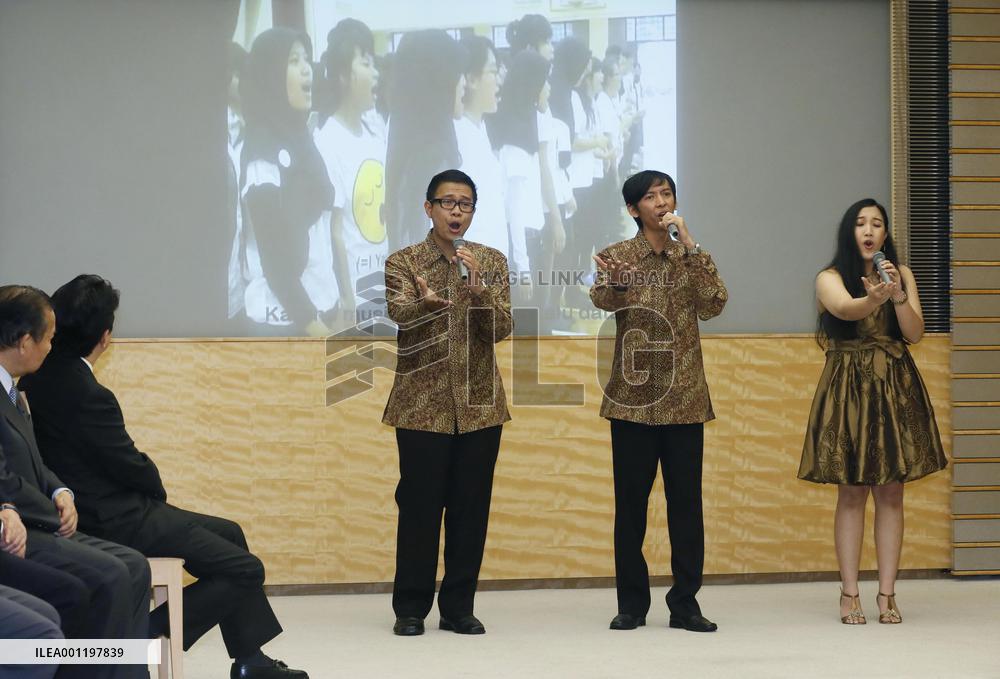 Indonesians sing in Japanese at PM's office in Tokyo
