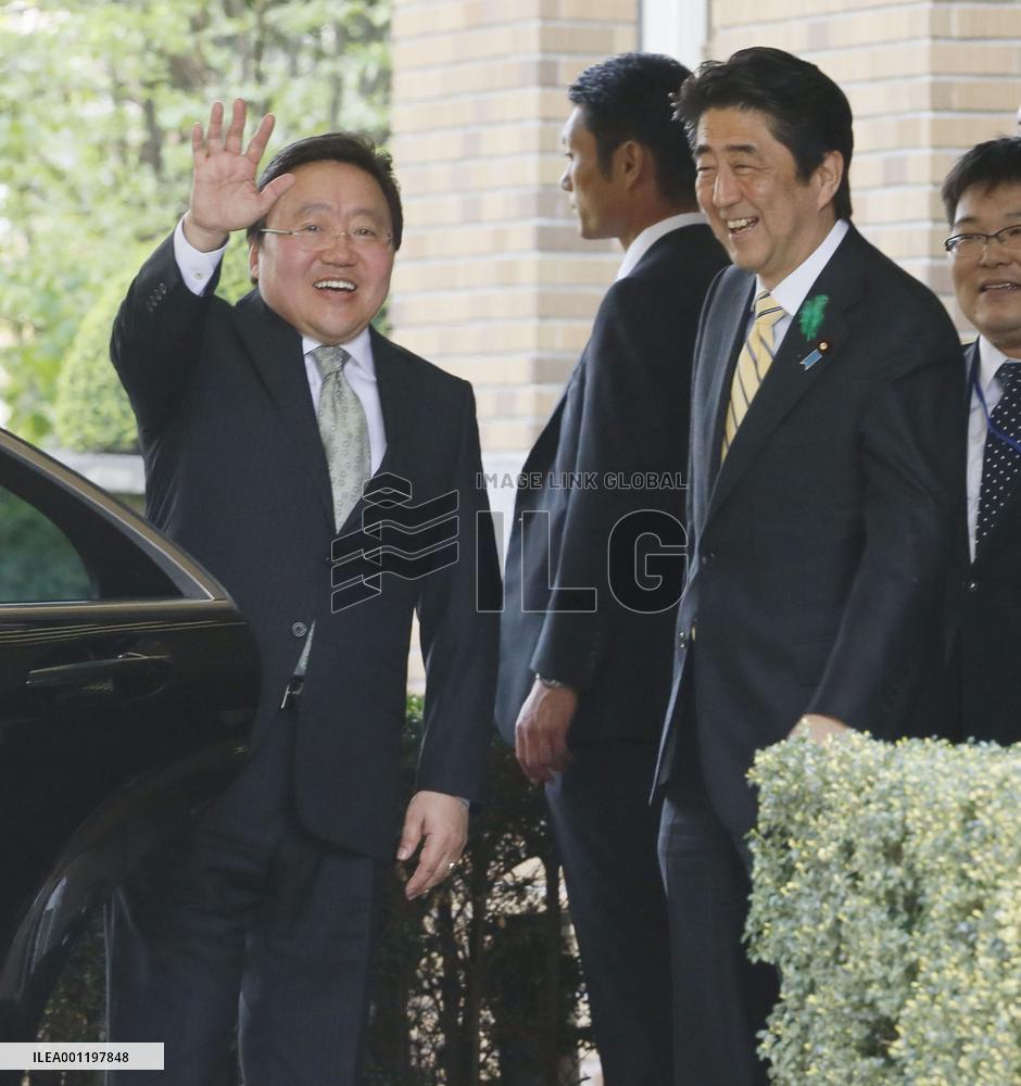Abe meets Mongolian president