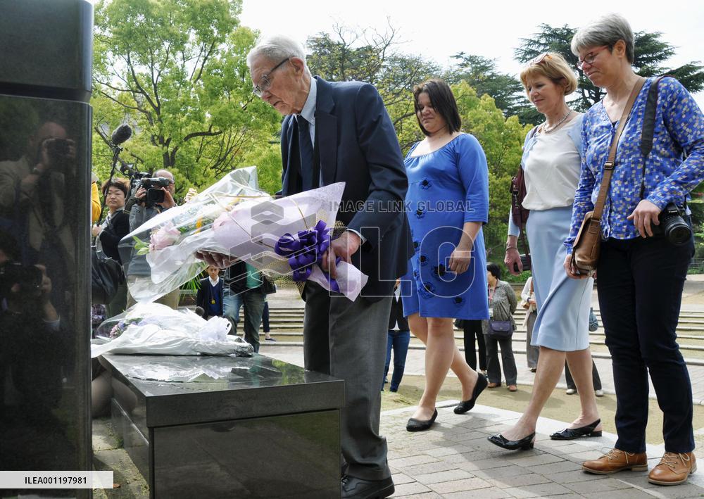 A-bomb surviving Dutchman offers flowers for bomb victims