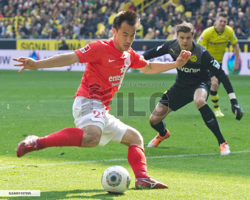 Okazaki scores twice but Mainz lose in Bundesliga