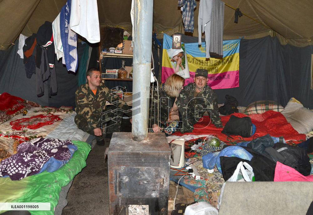 Ukrainian group stays in tent in Kiev