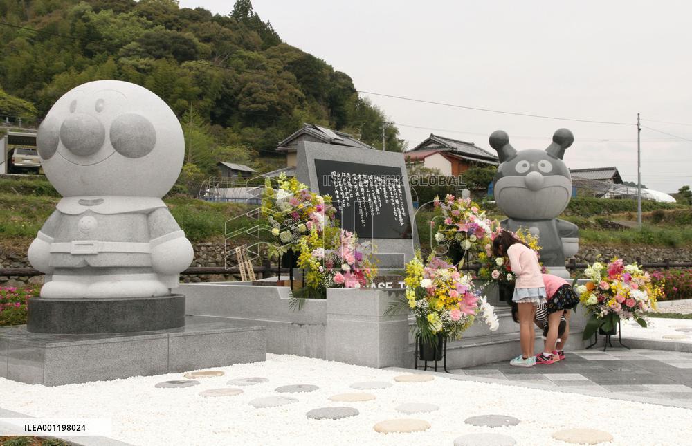 Children visit late cartoonist Yanase's monument