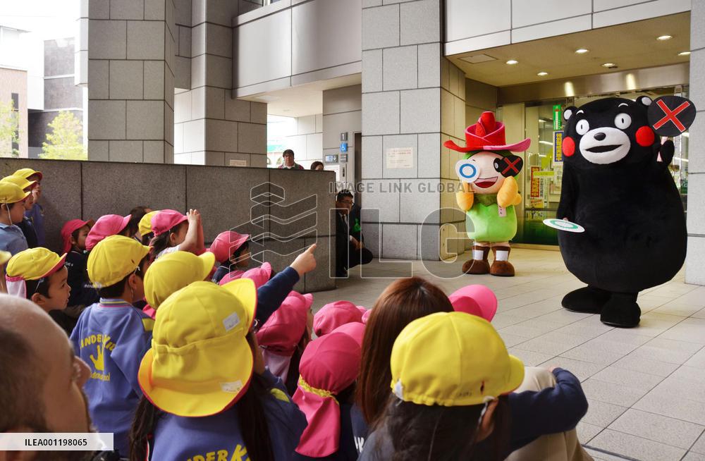 Kumamon joins kindergartners in crime-prevention blitz
