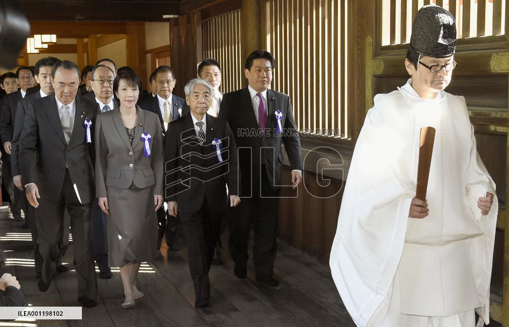 Japan lawmakers at Yasukuni