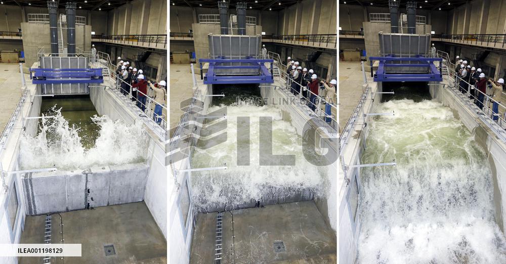 Test facility simulates how tsunami flows over levee