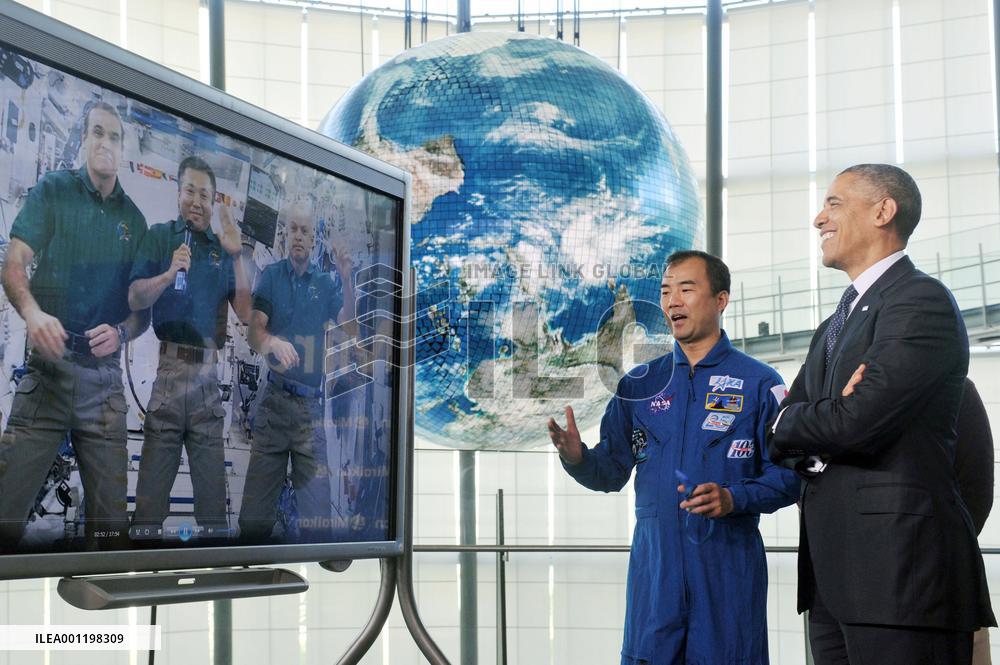 Obama watches message by int'l space-station crew