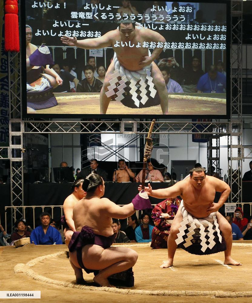 Yokozuna Kakuryu performs "dohyoiri" at Makuhari Messe