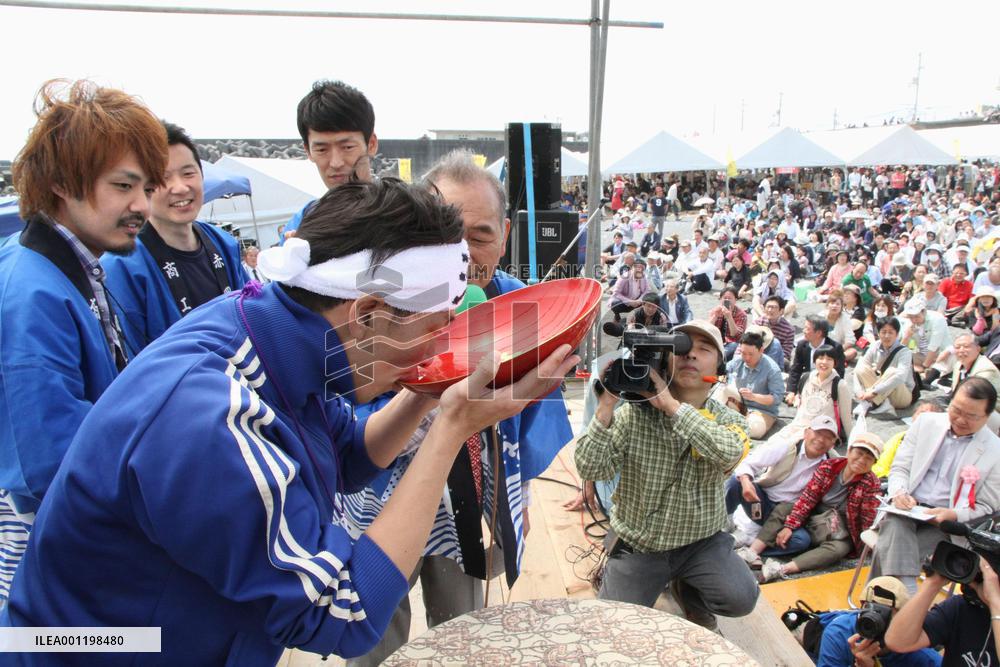 'Dorome' sake chugging festival in Kochi Pref.