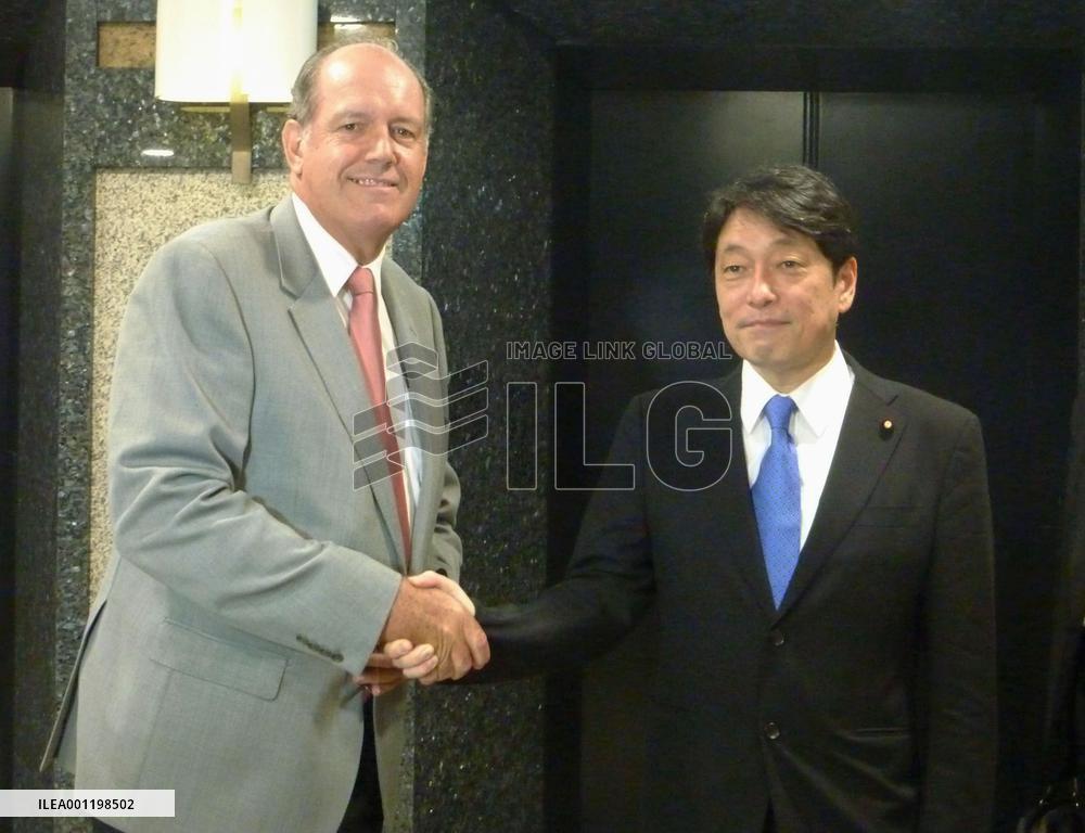 Japanese, Australian defense chiefs shake hands