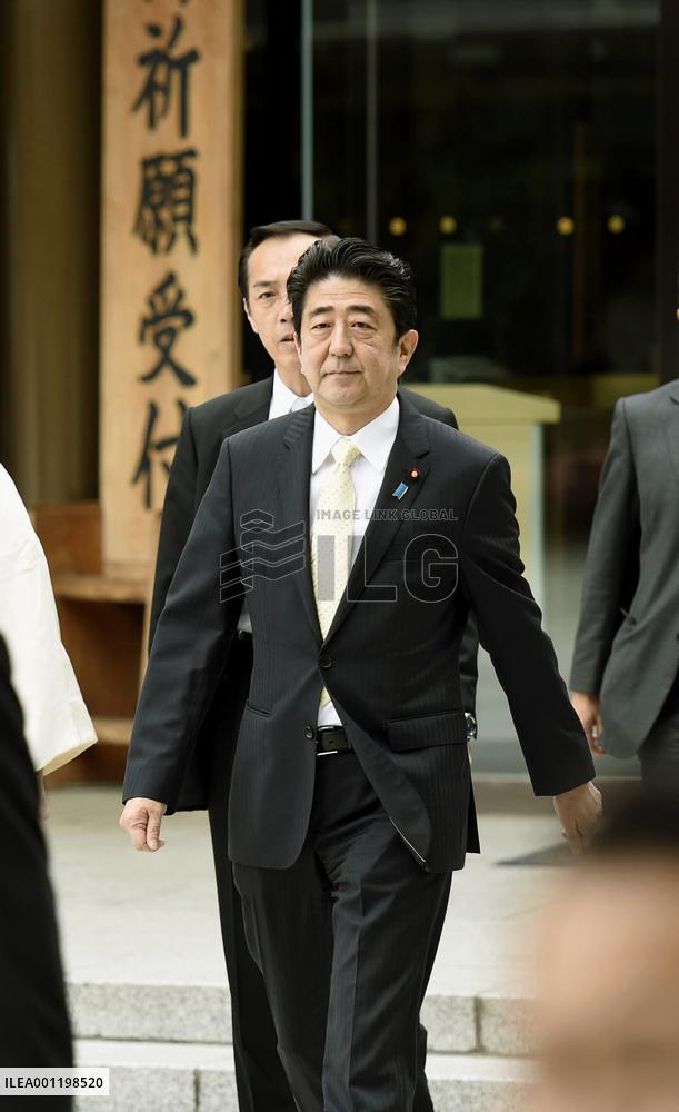 Abe visits Meiji Shrine