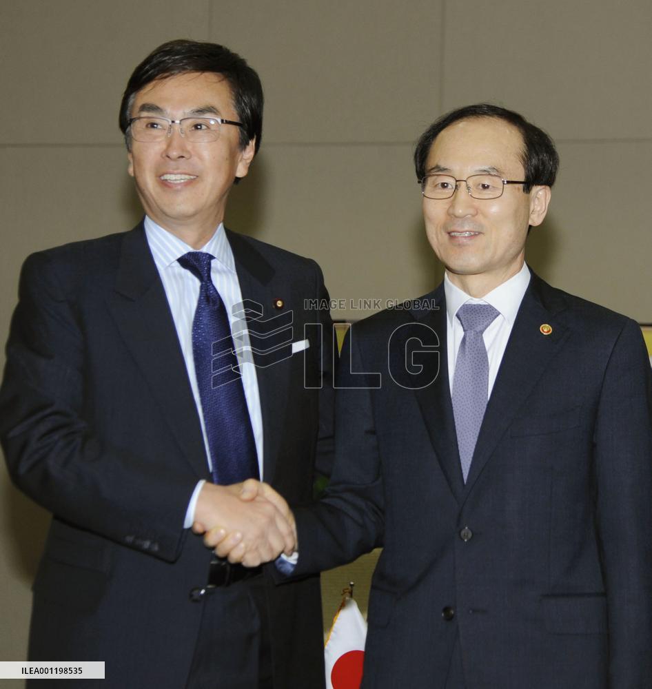 Japan environment minister in S. Korea