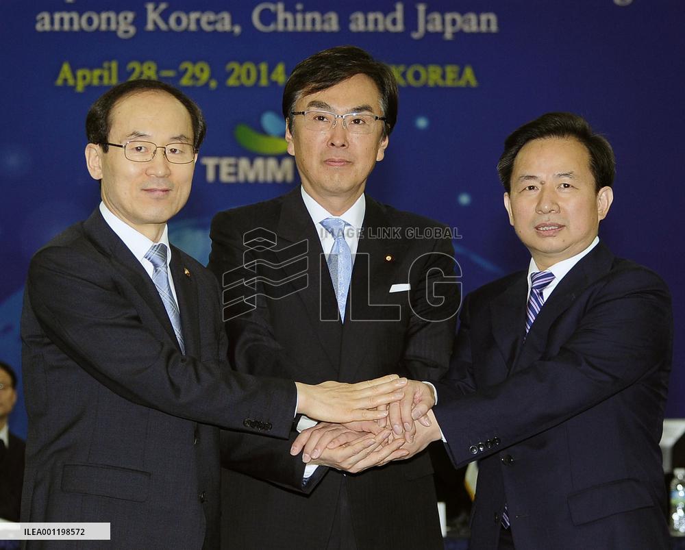 Trilateral environment meeting