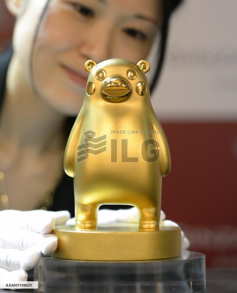 Gold statue of Kumamon