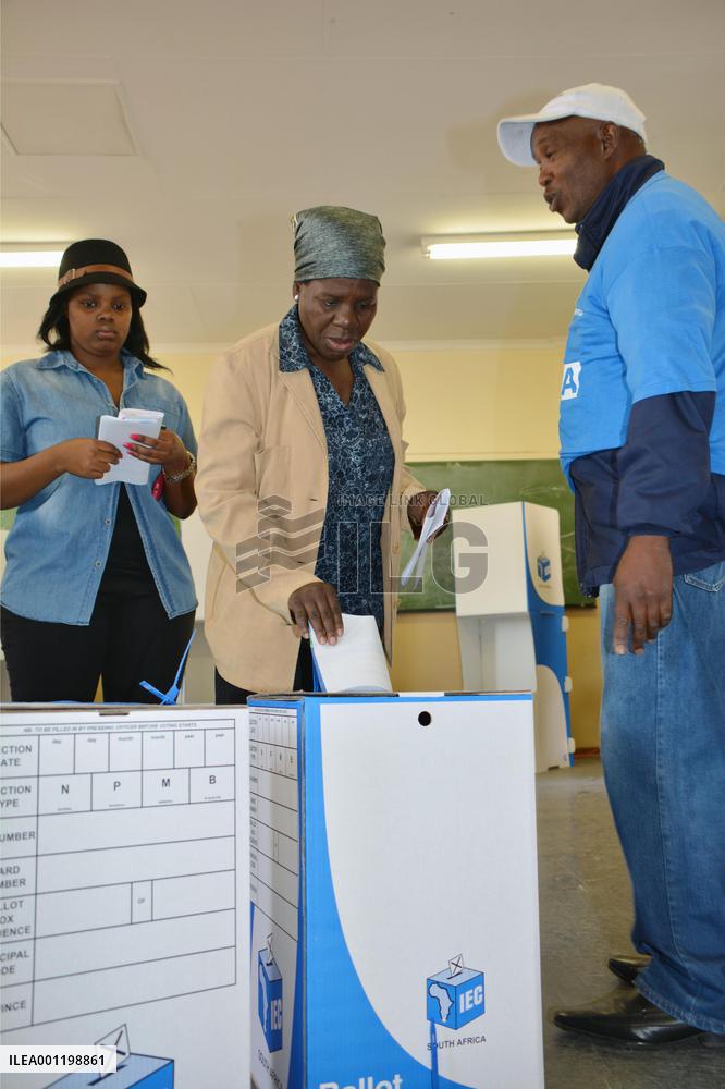 Woman casts vote in South Africa's former black township