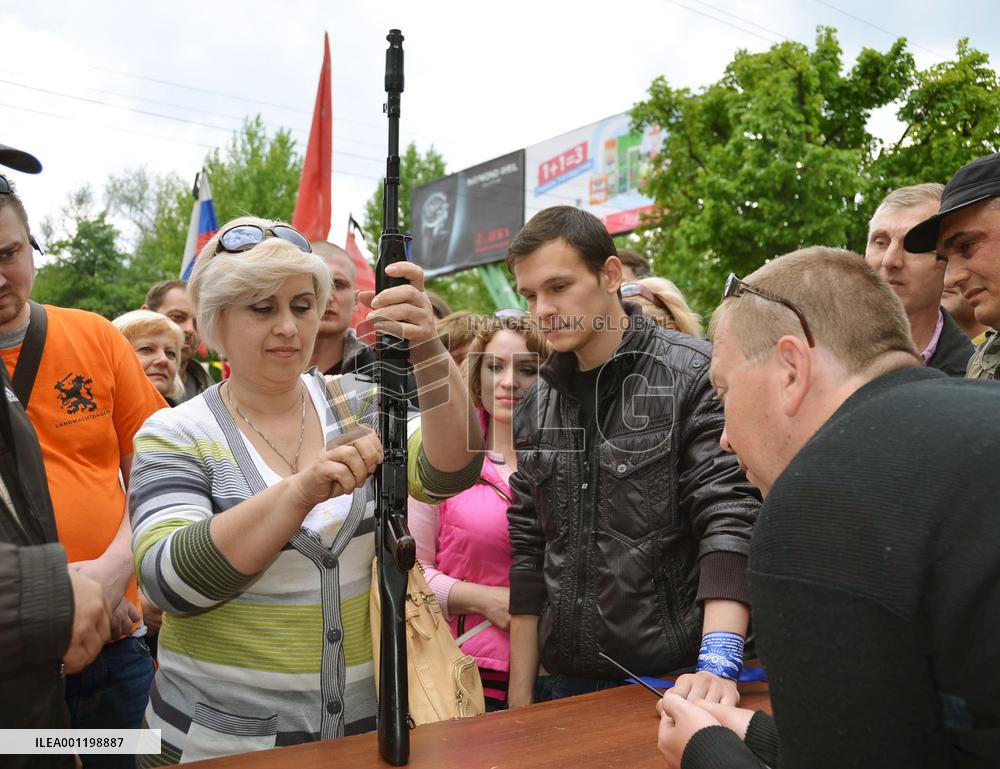 Gun training offered to civilians in Ukraine