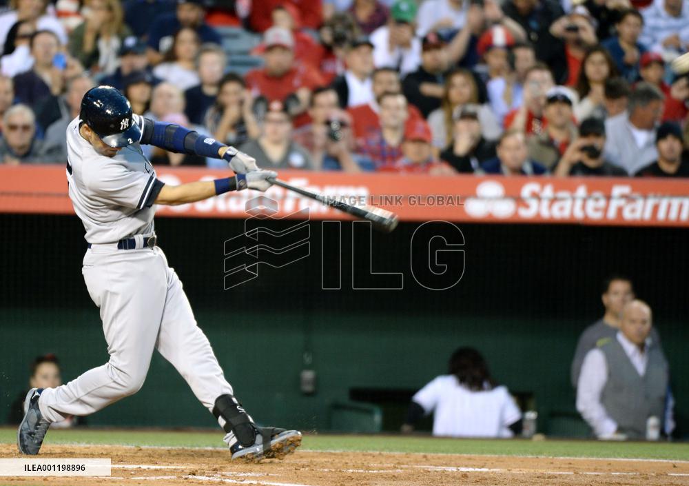 Jeter hits homer