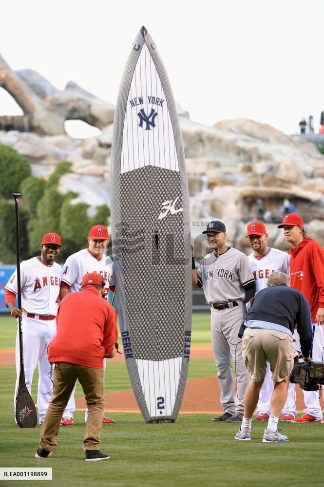 Angels honor Yankees' Jeter