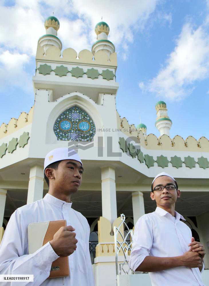 Young Muslims visit mosque in Brunei capital