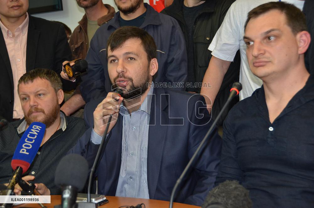 Leaders of pro-Russia separatists meet press