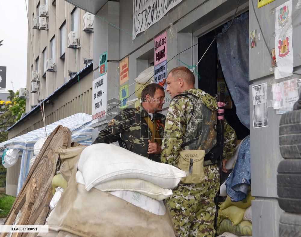 Pro-Russian militants occupy security building