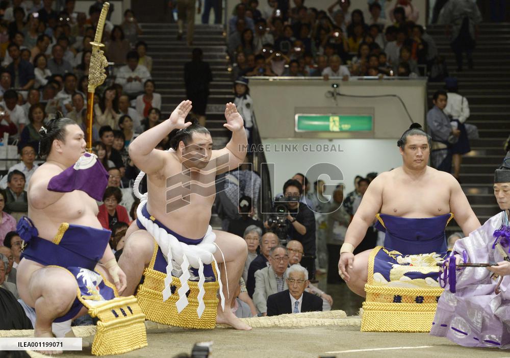 New yokozuna Kakuryu performs ring purification ritual