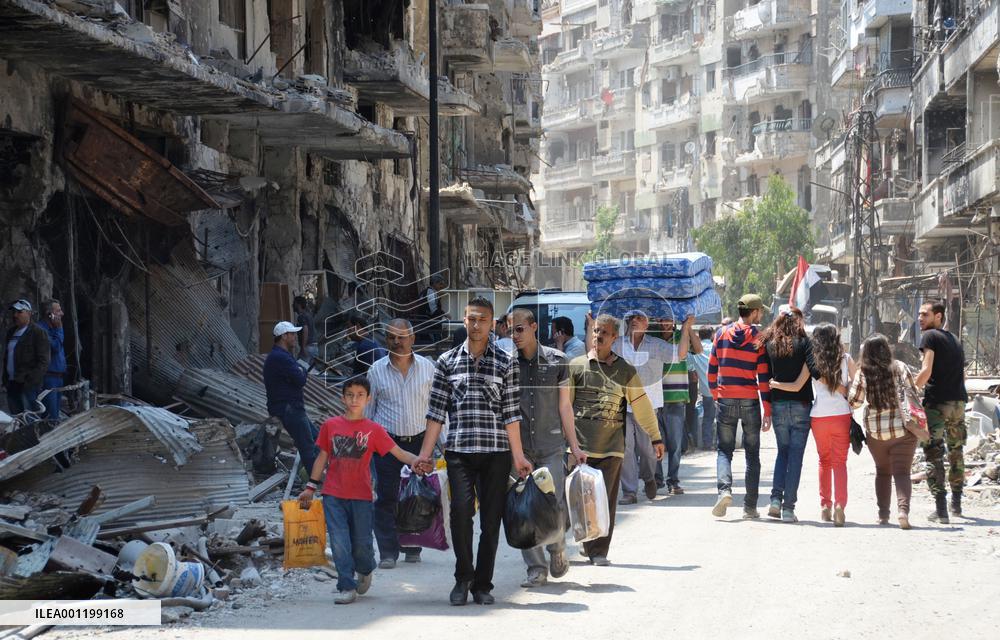Civilians return to Homs, Syria