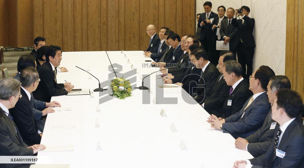 PM Abe meets S. Korean business leaders
