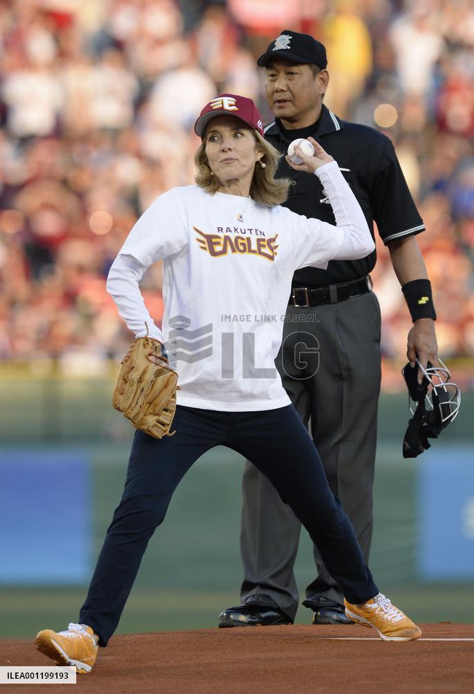 Kennedy throws out 1st pitch
