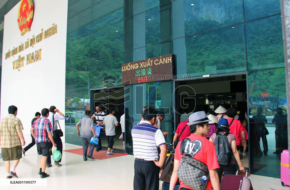 Chinese flee Vietnam