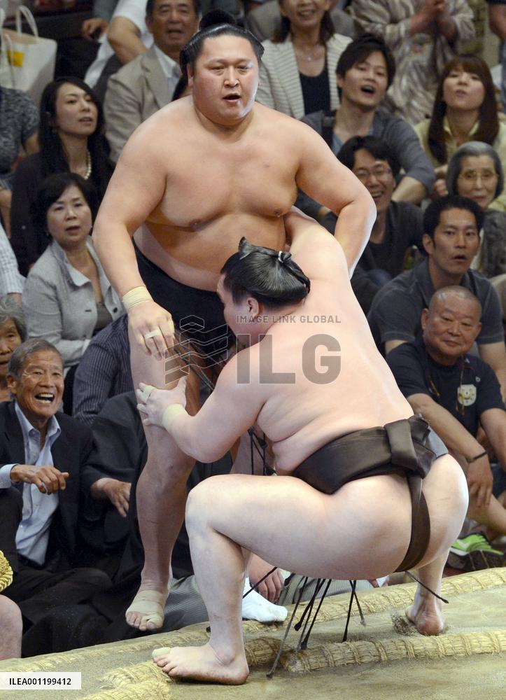 Yokozuna Hakuho unbeaten at summer sumo tournament