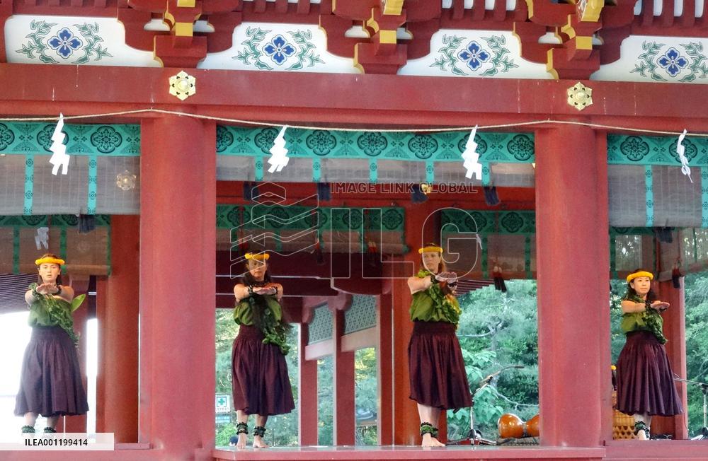 Hula dance performance at Tsurugaoka Hachimangu in Kamakura