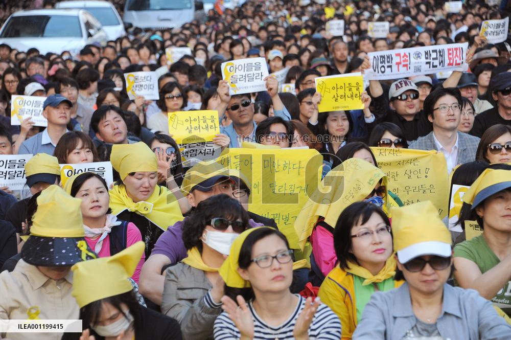 Memorial service for ferry disaster held in Seoul