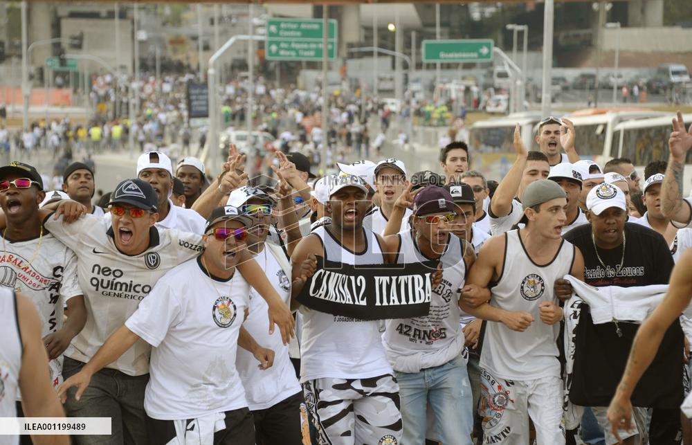 Supporters head for 1st official match at Arena de Sao Paulo