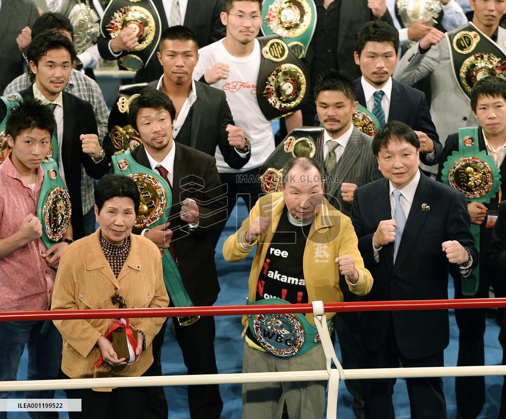 Ex-boxer gets honorary belt after release from death row