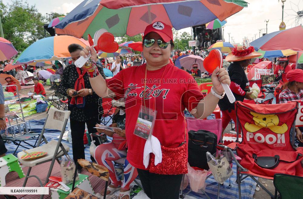 Pro-gov't demonstrators gather in Bangkok