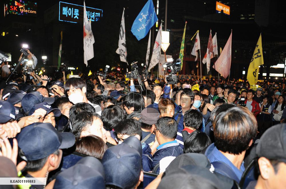 Riot police, ferry disaster protesters collide in Seoul