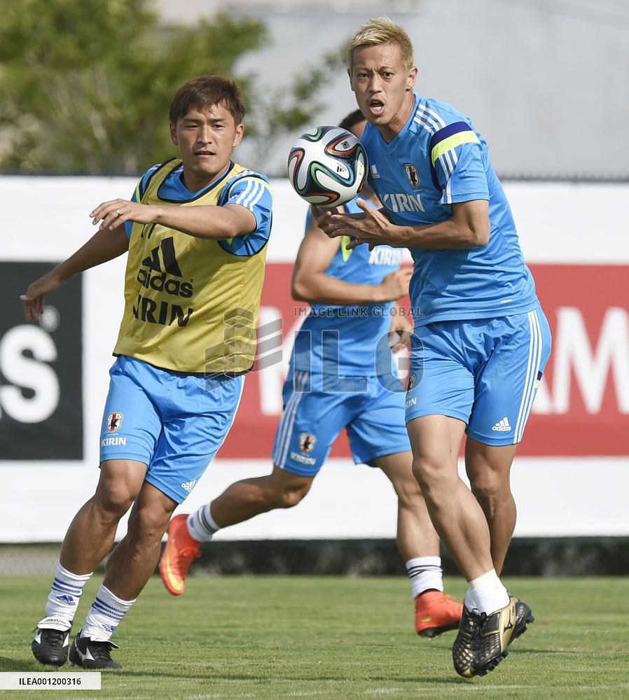 Honda, Aoyama vie for ball in training for World Cup