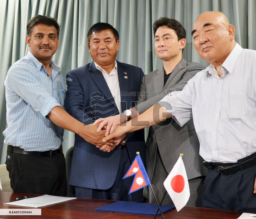 Alpinists join hands to protect Mt. Fuji, Mt. Everest