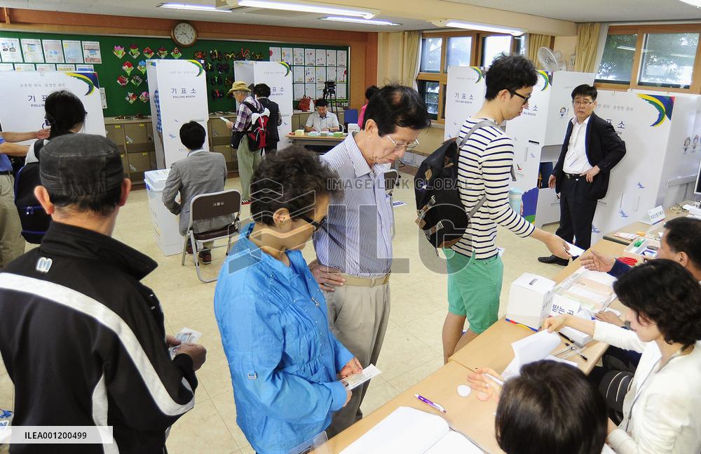 S. Koreans vote in local elections