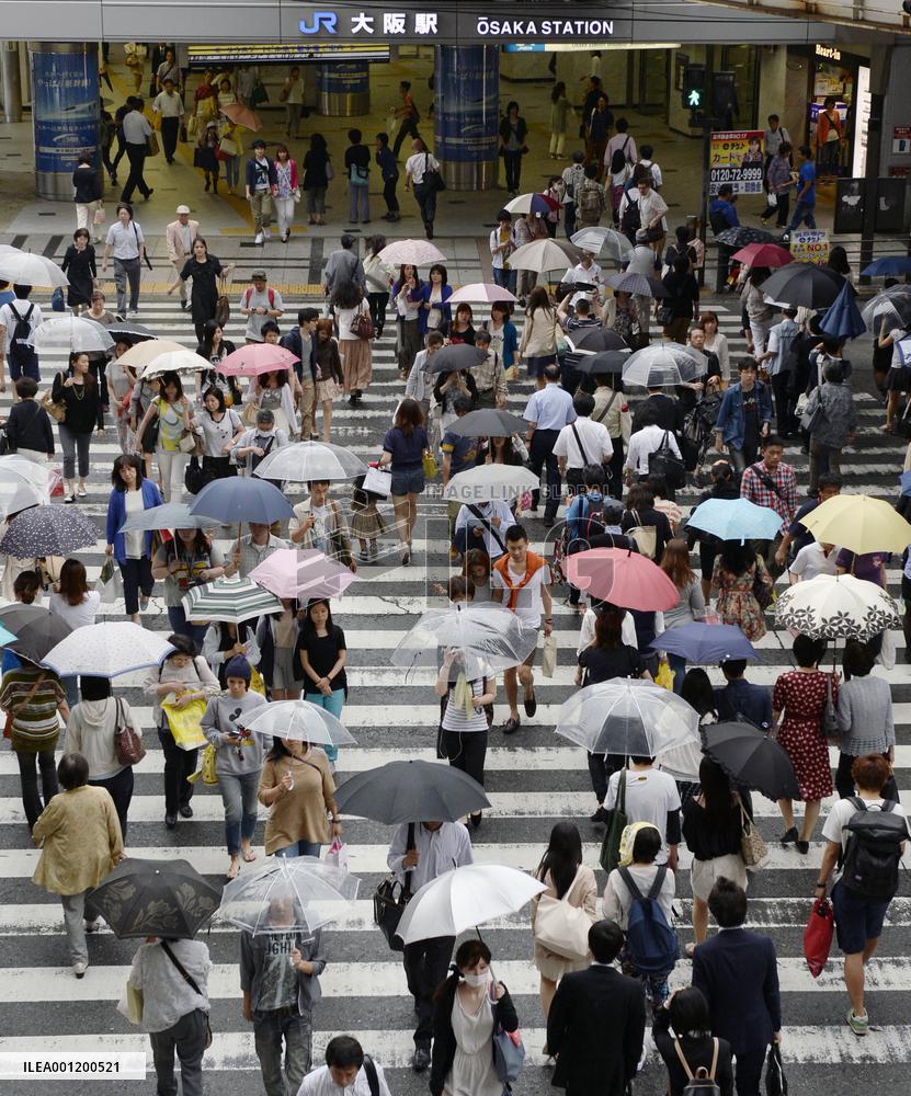 Rainy season starts in central to western Japan