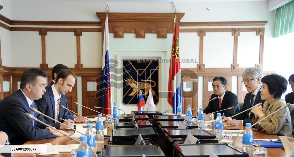 Japanese, Russian governors hold talks
