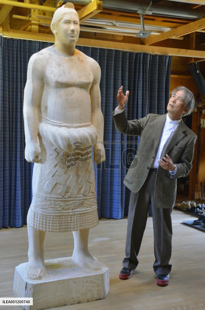 Sculptor looks prototype of yokozuna Taiho's sculpture