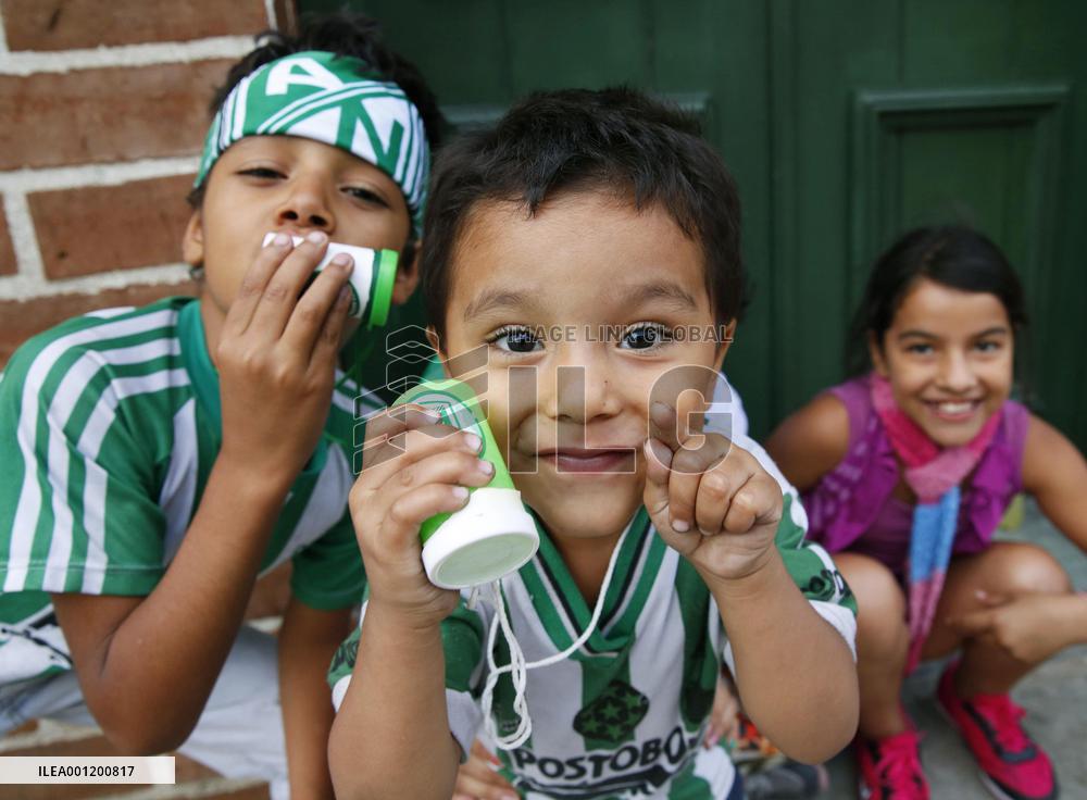Colombian children rooting for local club