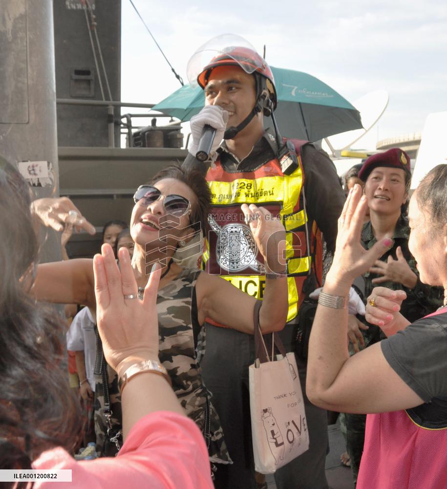 Singing police officer in Bangkok