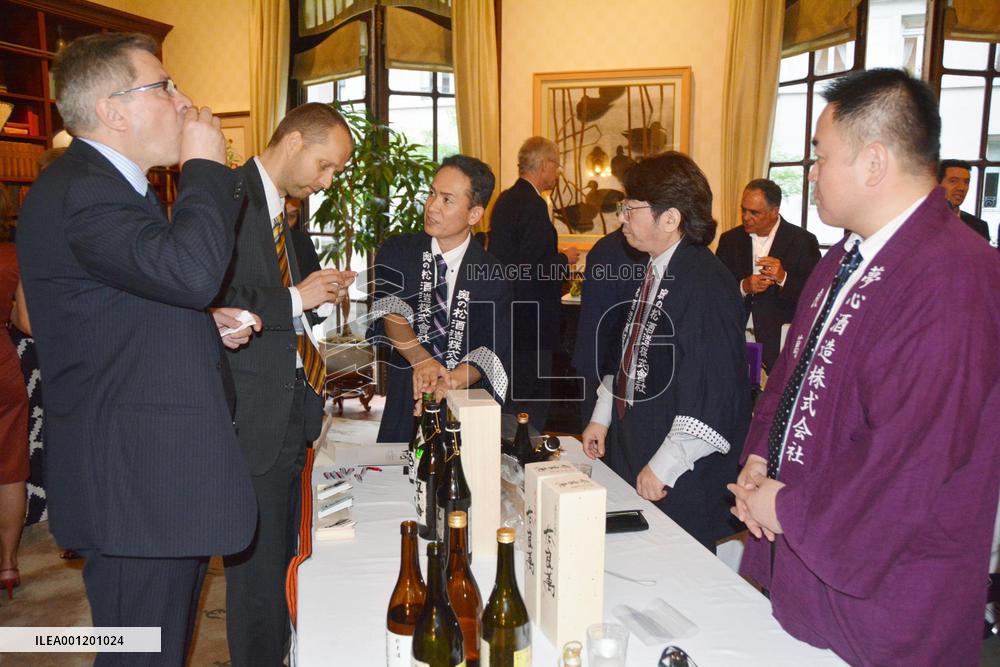 U.N. diplomats taste sake in N.Y.