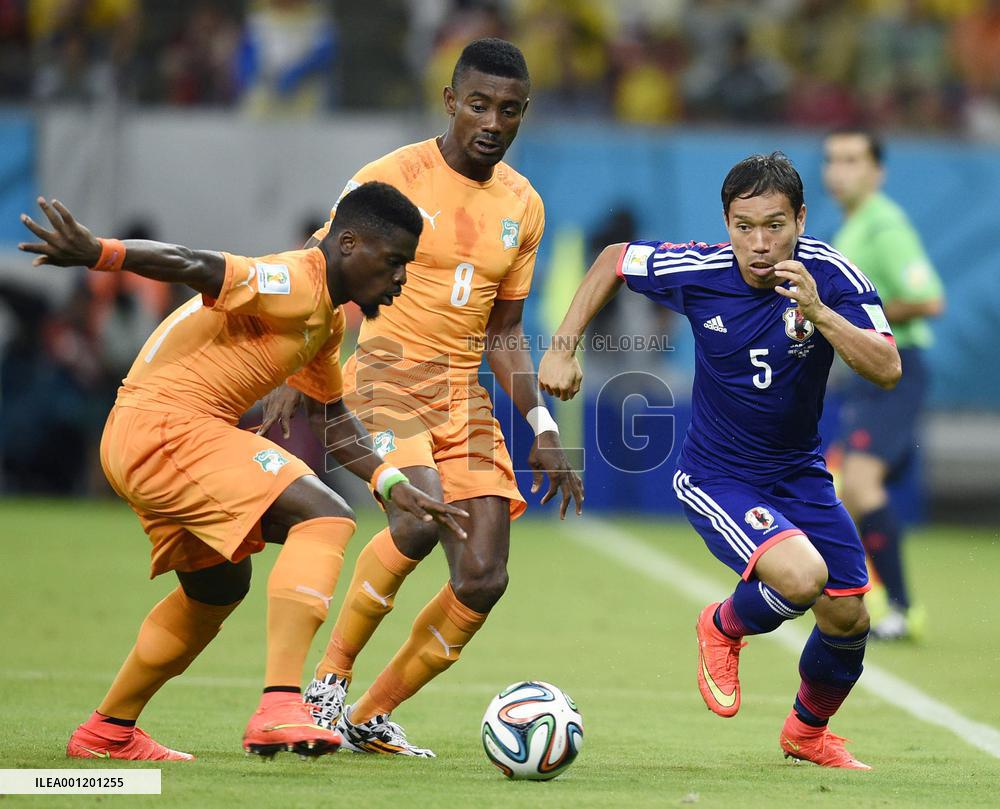 Nagatomo dribbles through Ivory Coast defense